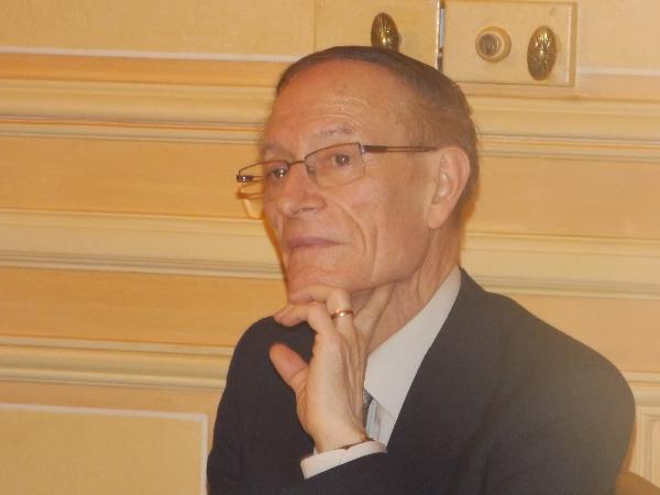 Denis Babusiaux, ancien président de l'AEE, est accueilli comme Membre d'Honneur